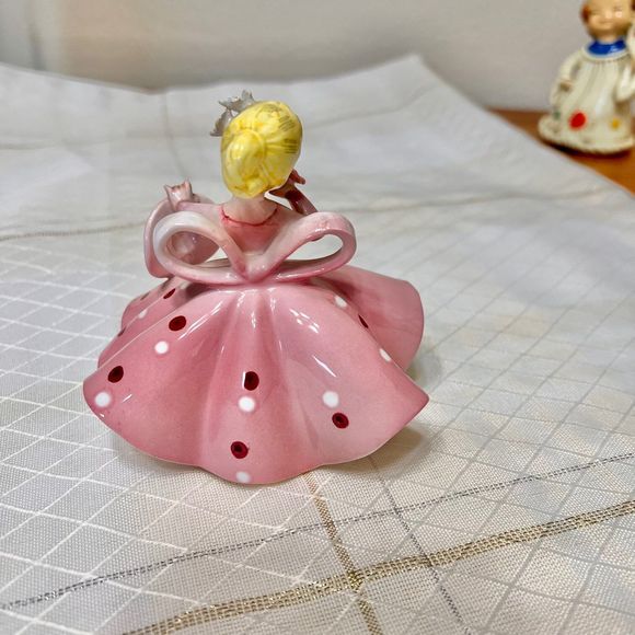 Vintage Lefton Springtime Girl Figurine, Porcelain Figurine with Bird 1450A - Picture 6 of 9